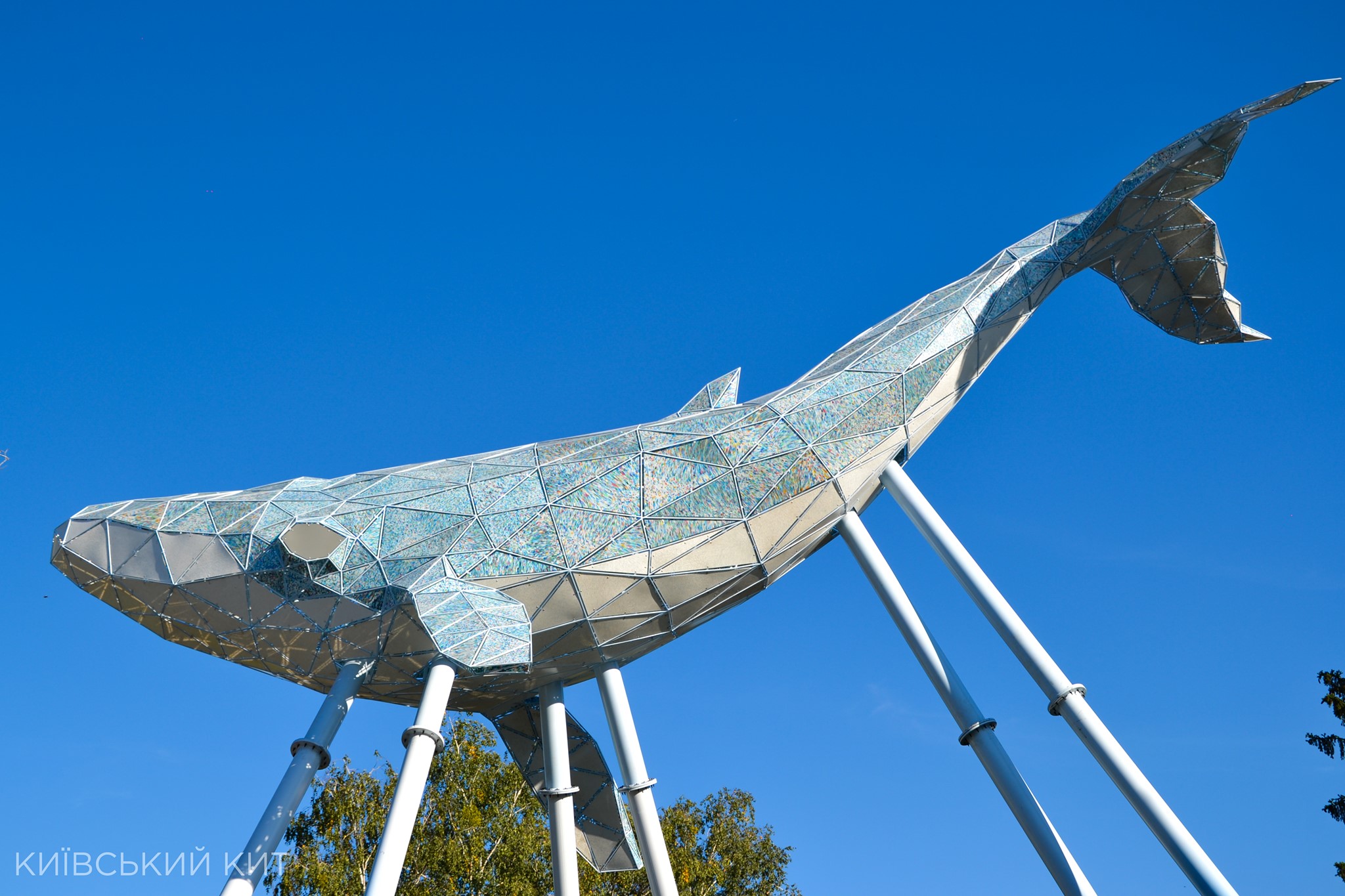 На ВДНГ встановили скульптуру кита з переробленого пластику фото 3